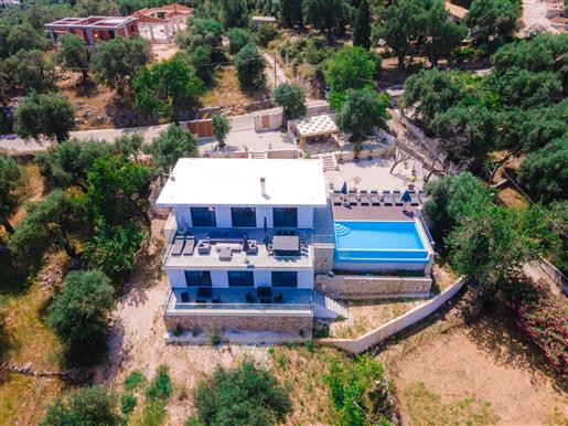 Exclusive Villa neuve de 5 chambres à côté de Barbati