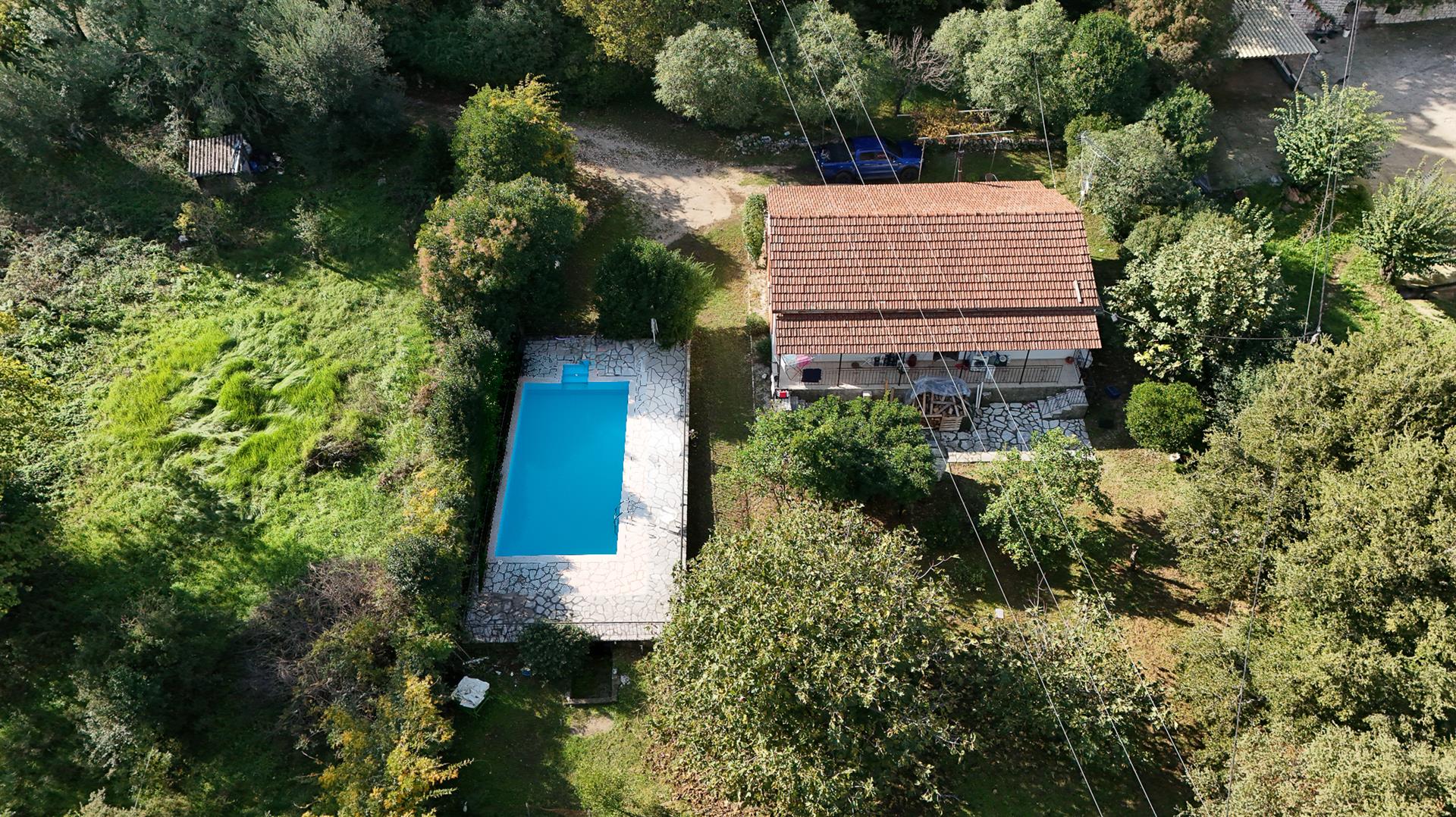 Самостоятелен имот с 4 спални, басейн и градина, близо до плажа Касиопи