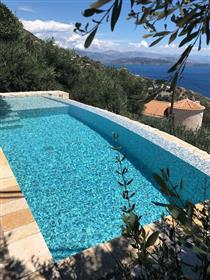 Casa in pietra con piscina in vendita a Corfù