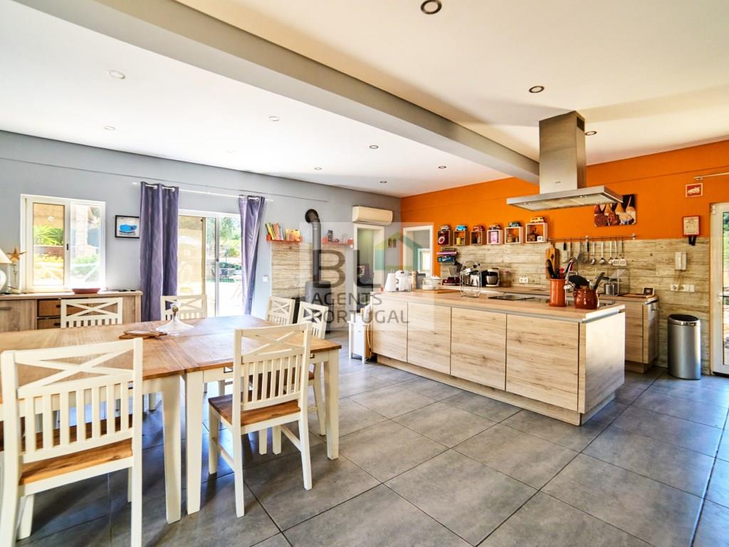 6-Bedroom Villa with Pool and Large Plot in Quatrim Norte