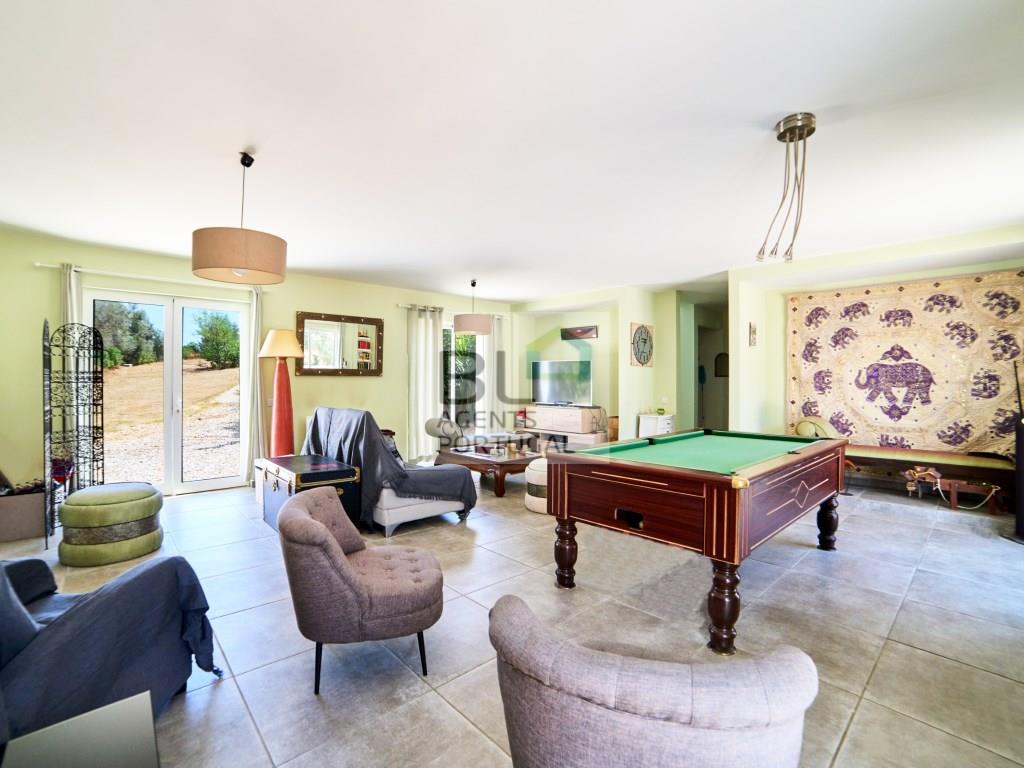 6-Bedroom Villa with Pool and Large Plot in Quatrim Norte