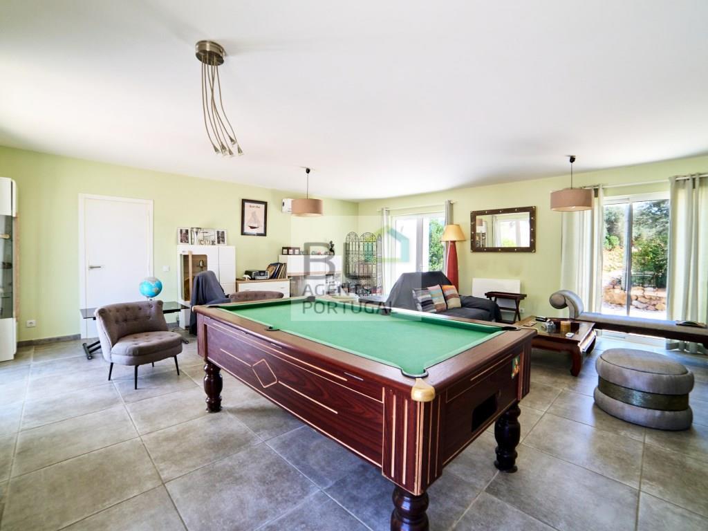 6-Bedroom Villa with Pool and Large Plot in Quatrim Norte
