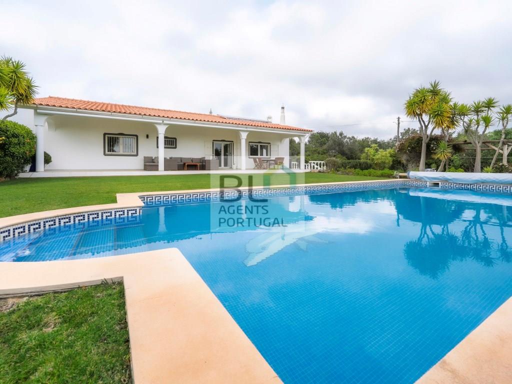Elegant 4+1 Bedroom Single-Storey Villa with Private Pool in Moncarapacho