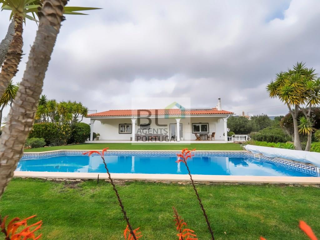 Elegant 4+1 Bedroom Single-Storey Villa with Private Pool in Moncarapacho