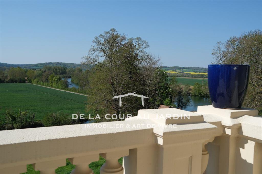 An Architectural Jewel overlooking the Yonne Manoir de Caractère