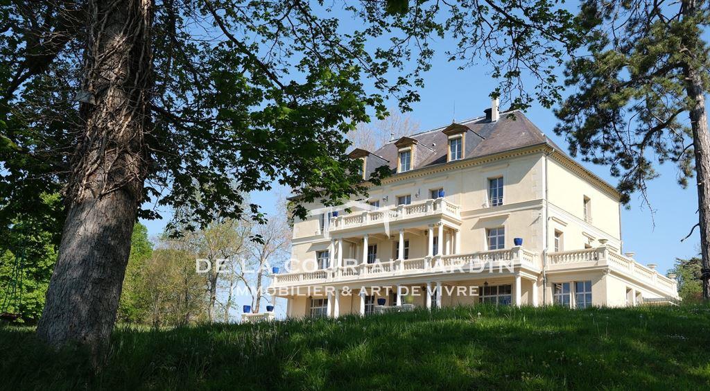 An Architectural Jewel overlooking the Yonne Manoir de Caractère