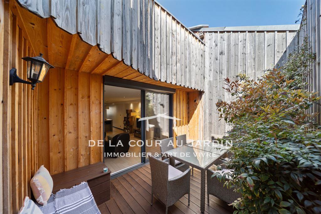 Large living space and intimate terrace in the heart of Dijo