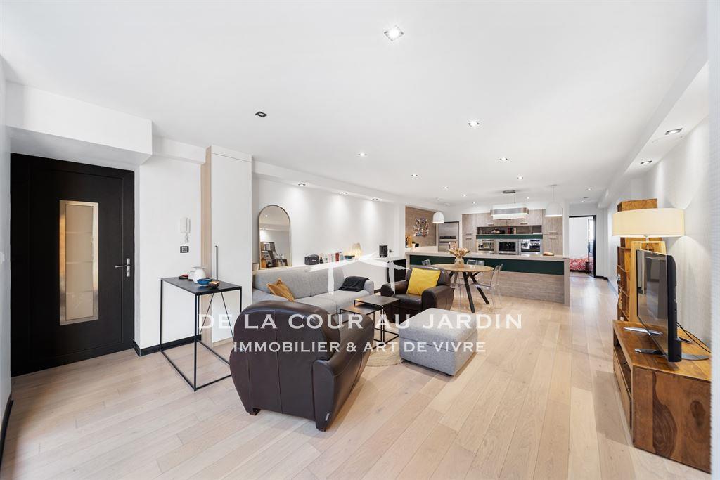 Large living space and intimate terrace in the heart of Dijo