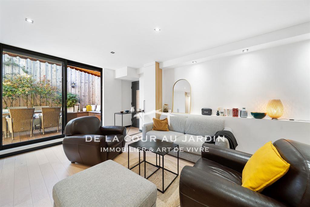 Large living space and intimate terrace in the heart of Dijo