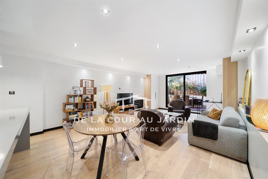 Large living space and intimate terrace in the heart of Dijo
