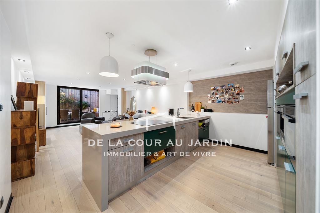 Large living space and intimate terrace in the heart of Dijo