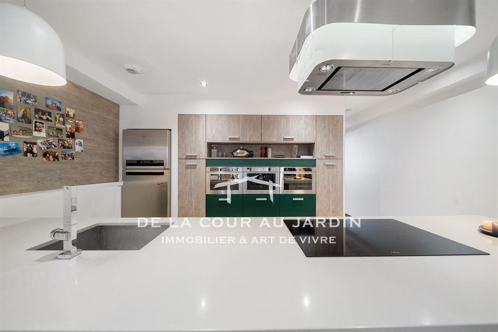 Large living space and intimate terrace in the heart of Dijo