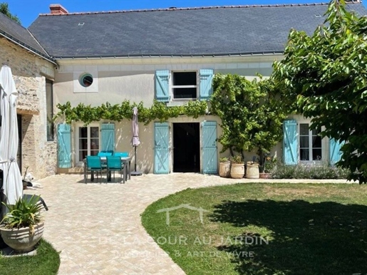 Charming property on the banks of the Loire