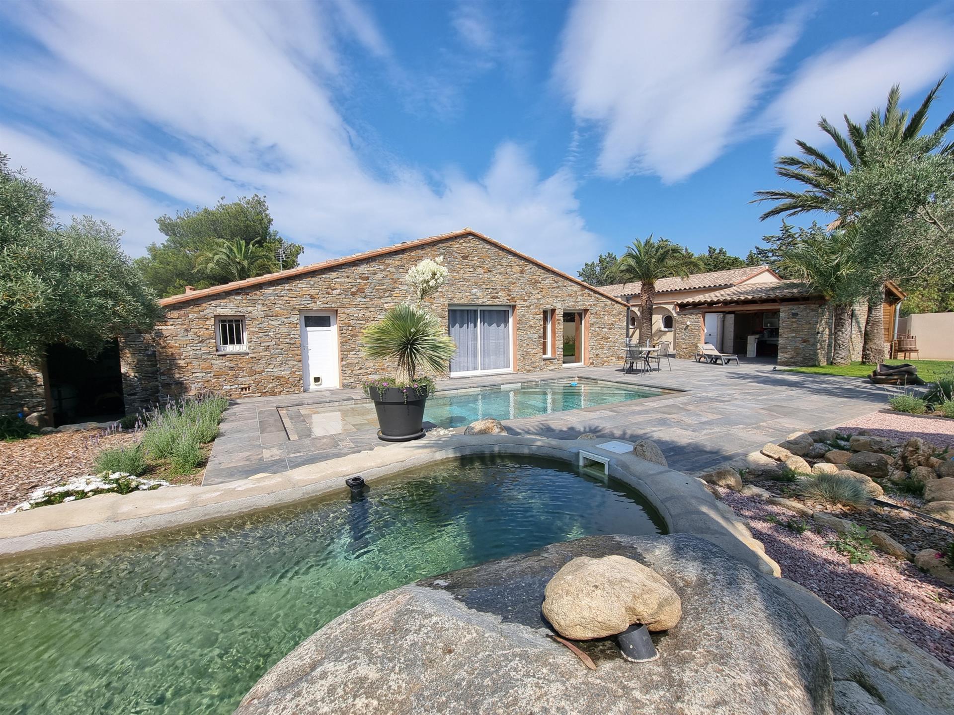Superb property on magnificent landscaped grounds and unobstructed views of the Albères!