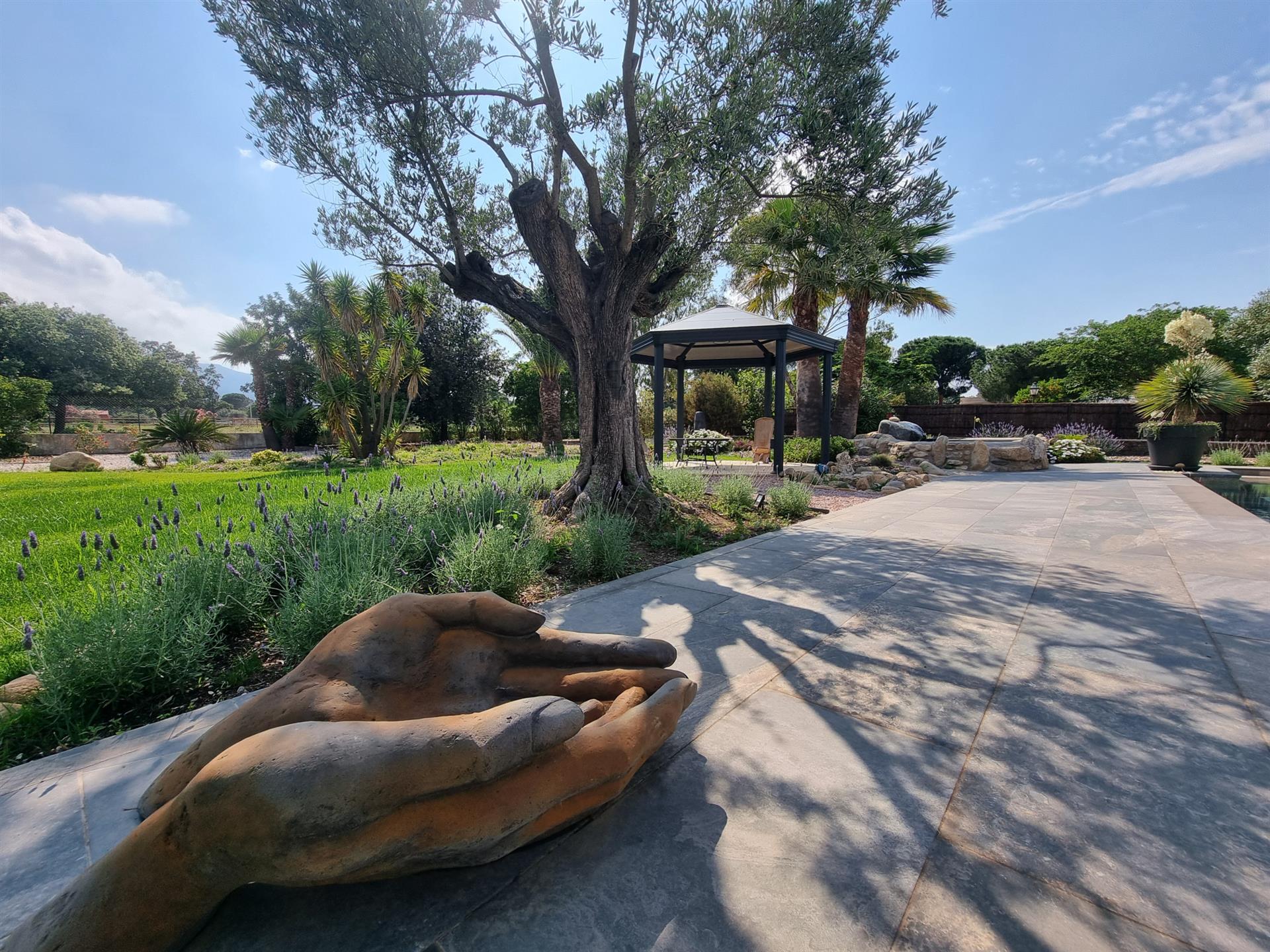 Superb property on magnificent landscaped grounds and unobstructed views of the Albères!