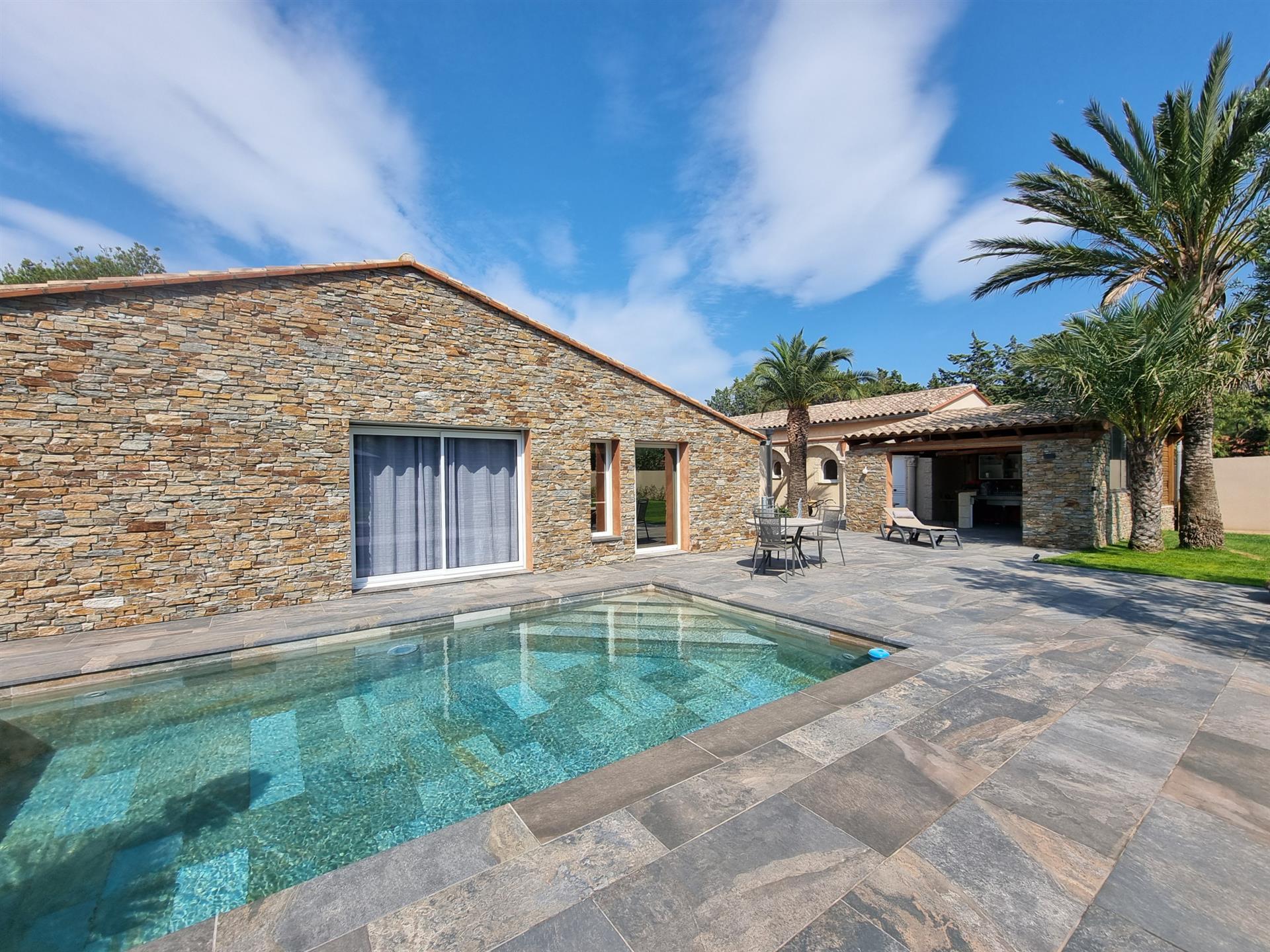Superb property on magnificent landscaped grounds and unobstructed views of the Albères!