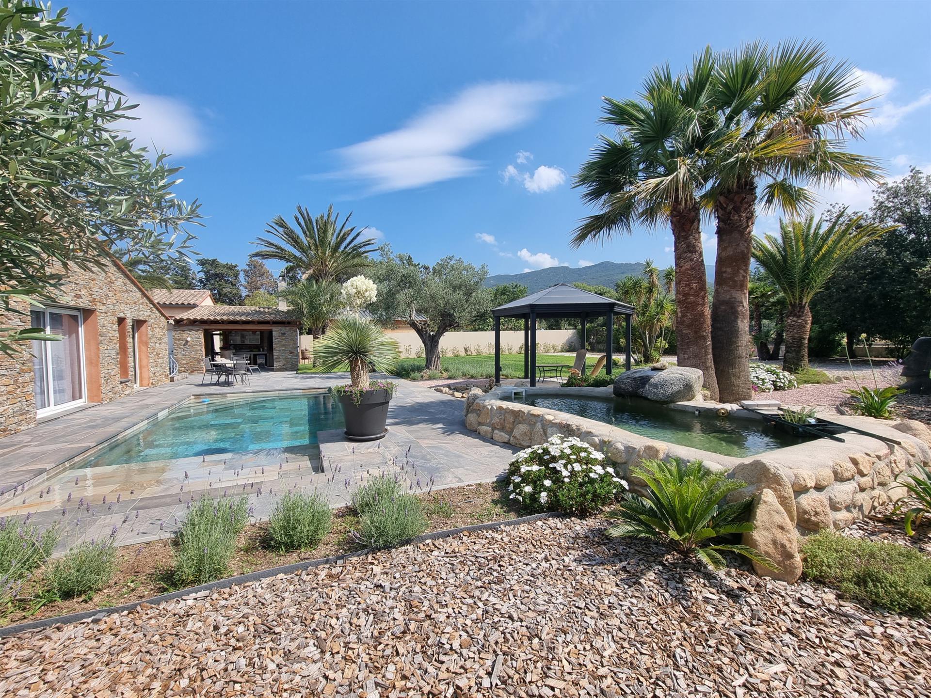 Superb property on magnificent landscaped grounds and unobstructed views of the Albères!