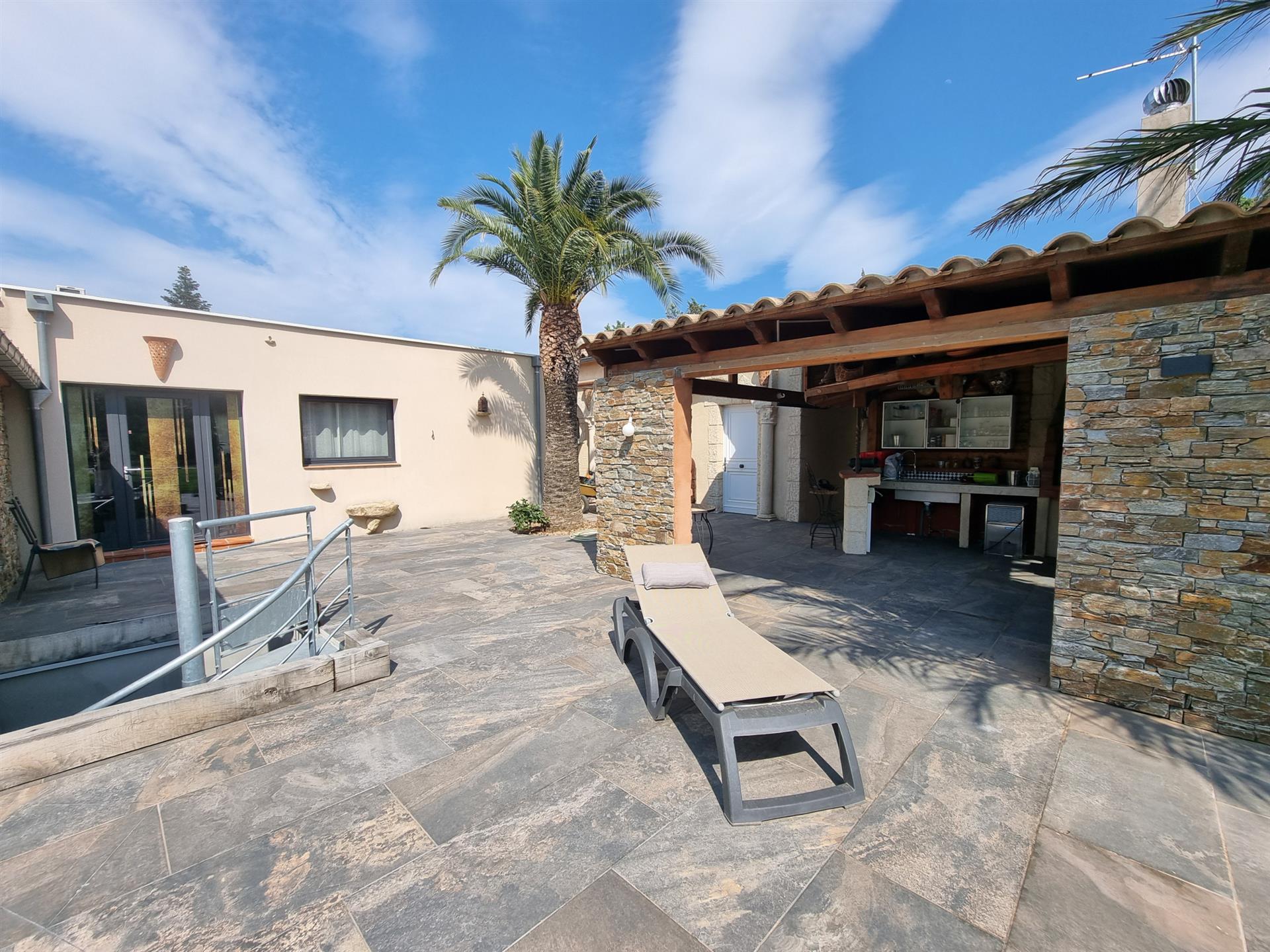 Superb property on magnificent landscaped grounds and unobstructed views of the Albères!