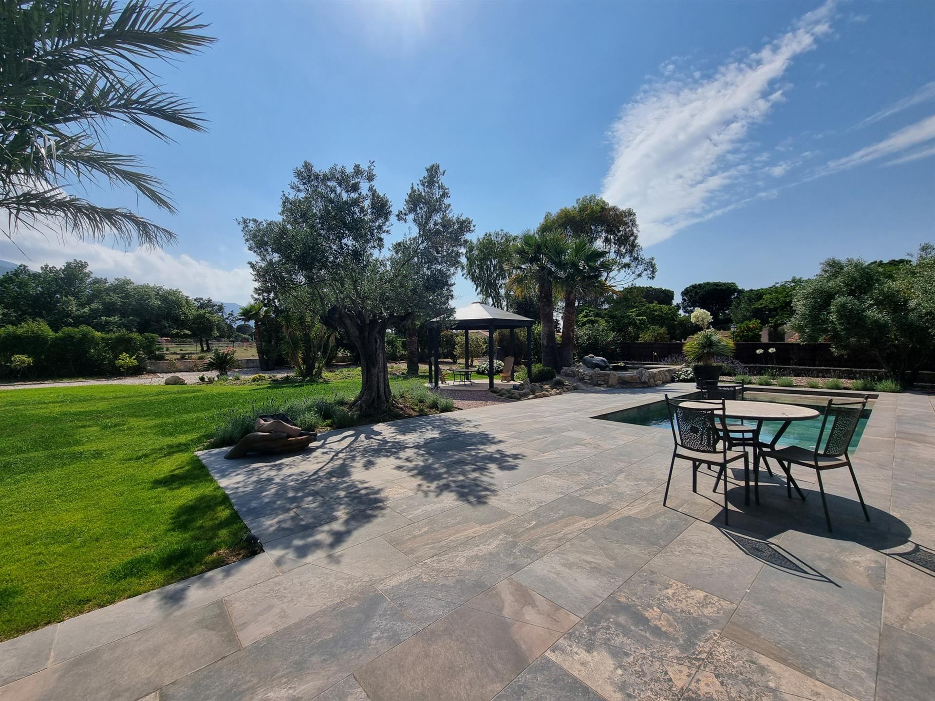 Superb property on magnificent landscaped grounds and unobstructed views of the Albères!