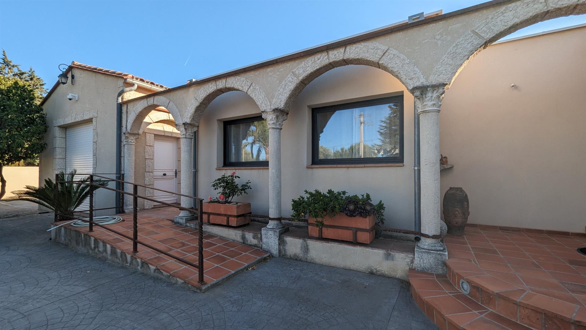 Superb property on magnificent landscaped grounds and unobstructed views of the Albères!