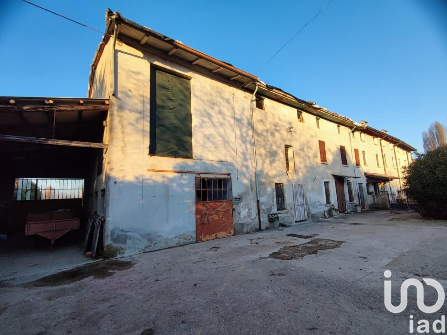 Sale Detached house / Villa 330 m² - 4 bedrooms - Monzambano