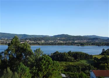 Casă de oraș T4 cu piscină și vedere fabuloasă și uimitoare asupra râului Minho și Galicia.