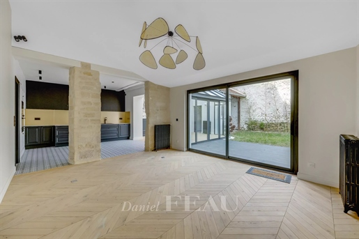 Saint-Germain-En-Laye Centre - A renovated 6-bed property