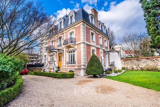 Saint-Germain-En-Laye – A superb late 19th century private mansion