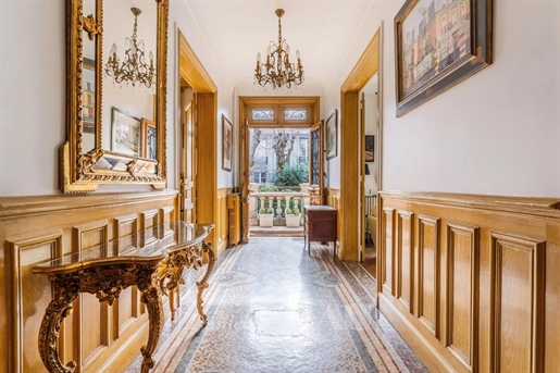 Saint-Germain-En-Laye – A superb late 19th century private mansion