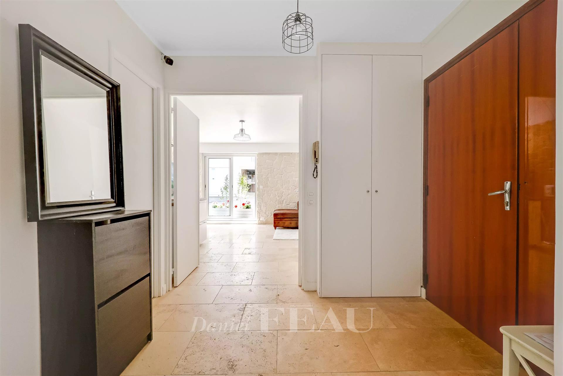 Saint-Germain-En-Laye – A 3-room apartment with a parking space
