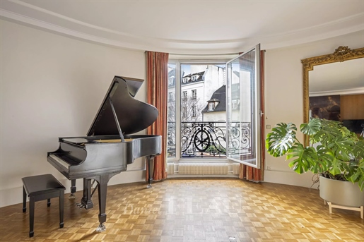 Paris 3rd District – A 4-bed apartment with a balcony