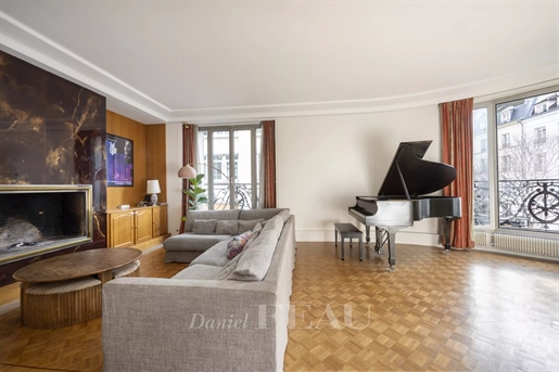 Paris 3. Arrondissement – Ein 4-Bett-Apartment mit Balkon