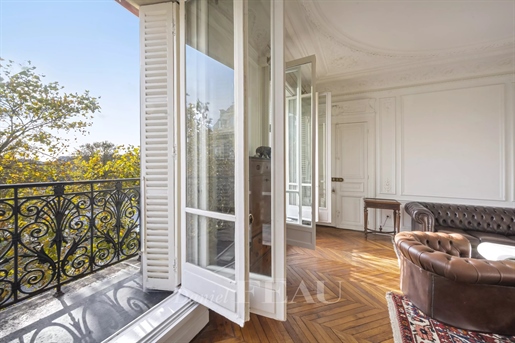 Paris 10th District – An elegant 4-bed apartment
