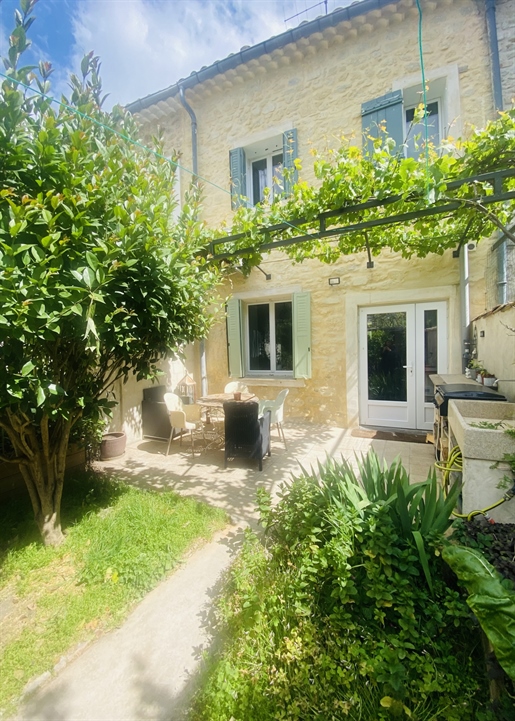 Renovated house with garden 300m from the inner city of Avignon
