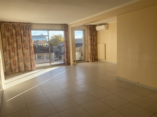 Apartment of 78 m2 within the walls of Avignon with terrace, and parking space in the basement.