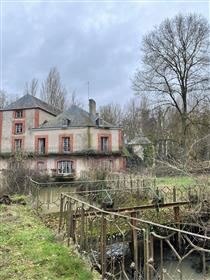 Das Anwesen muss zwei Stunden von Paris entfernt komplett renoviert werden.