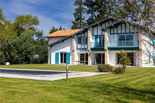 Haus mit baskischer Architektur mit Blick auf die Pyrenäen