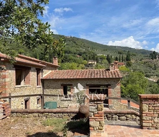 Toskana Panorama-Bauernhaus auf einem sanften Hügel