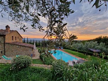 Toskania Piękny panoramiczny dom rustykalny z basenem i 6 hektarami ziemi 
