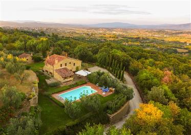 Тоскана Красива панорамна селска къща с басейн и 6 хектара земя 