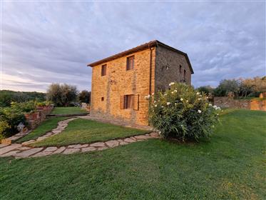 Тоскана Красива панорамна селска къща с басейн и 6 хектара земя 