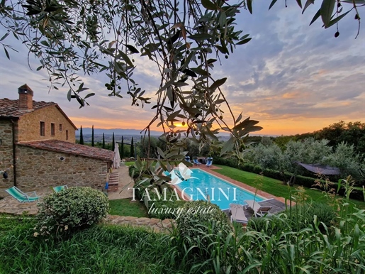 Landhaus mit Panorama-Schwimmbad in den toskanischen Hügeln