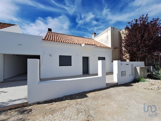 Home / Villa with 2 Rooms in Faro with 99,00 m²