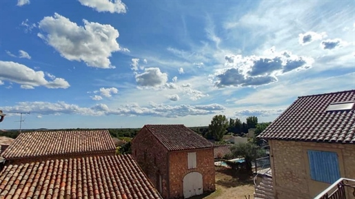 A vendre - Confortable maison de village de 189 m2 avec cour, proche Uzès