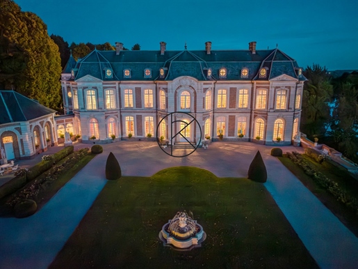 Całkowicie odnowiony XVIII-wieczny zamek, Le Petit Versailles