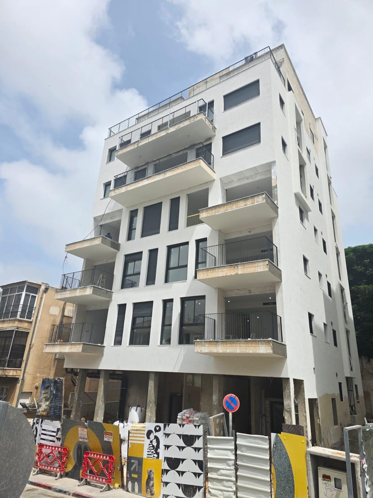 6-Room Penthouse Apartment on Rachel Street