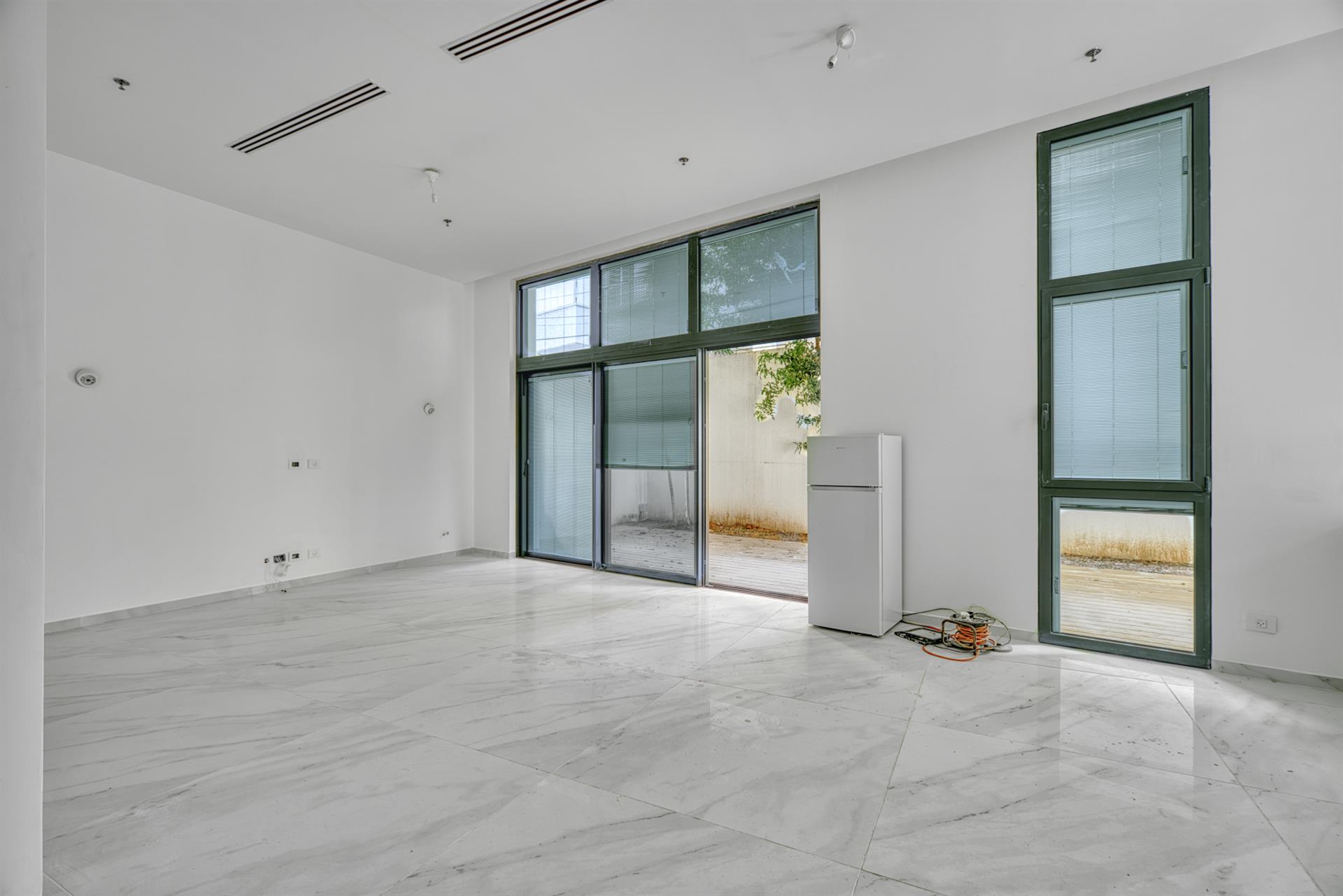6-Room Garden Apartment on Ben Yehuda Street