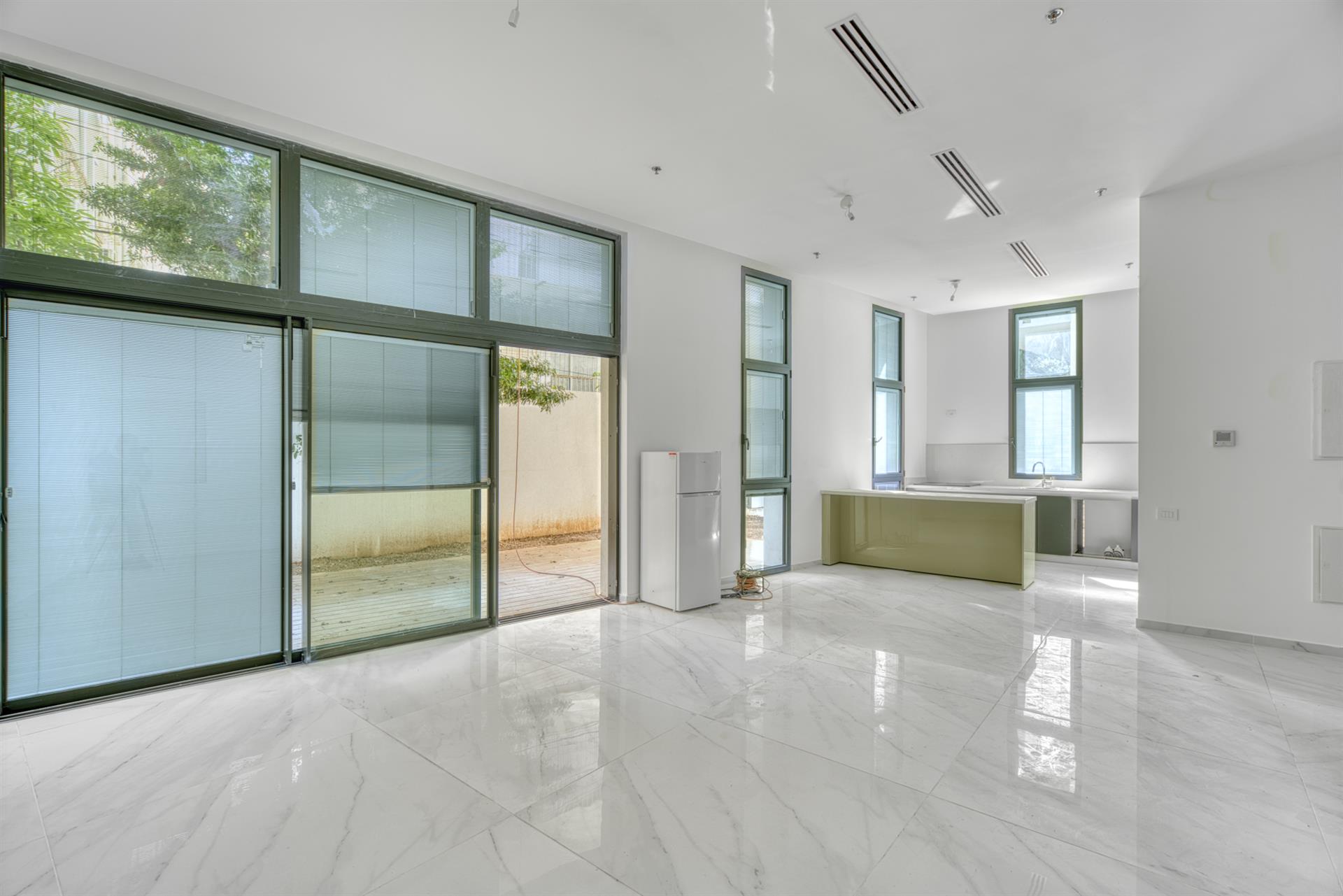 6-Room Garden Apartment on Ben Yehuda Street