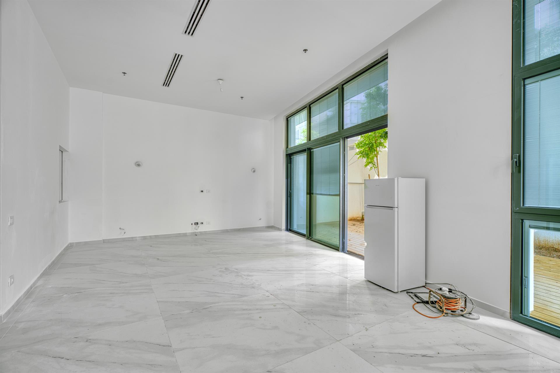 6-Room Garden Apartment on Ben Yehuda Street