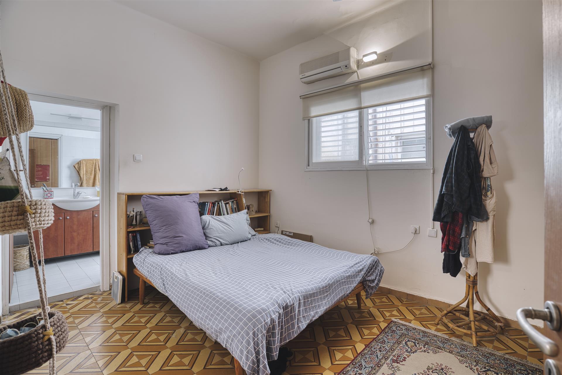 A 4-room apartment on Peretz Hayout Street